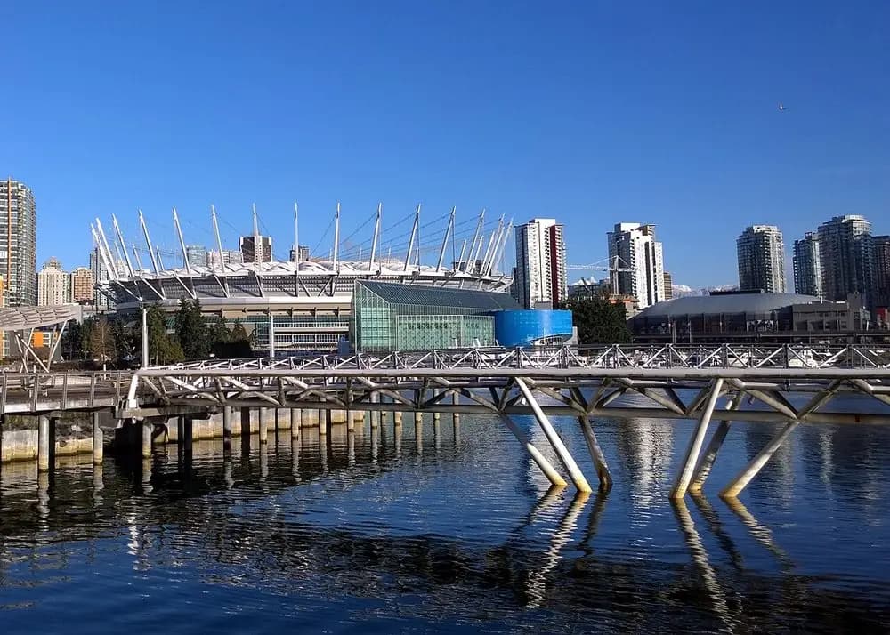 El estadio junto al puente Canoe